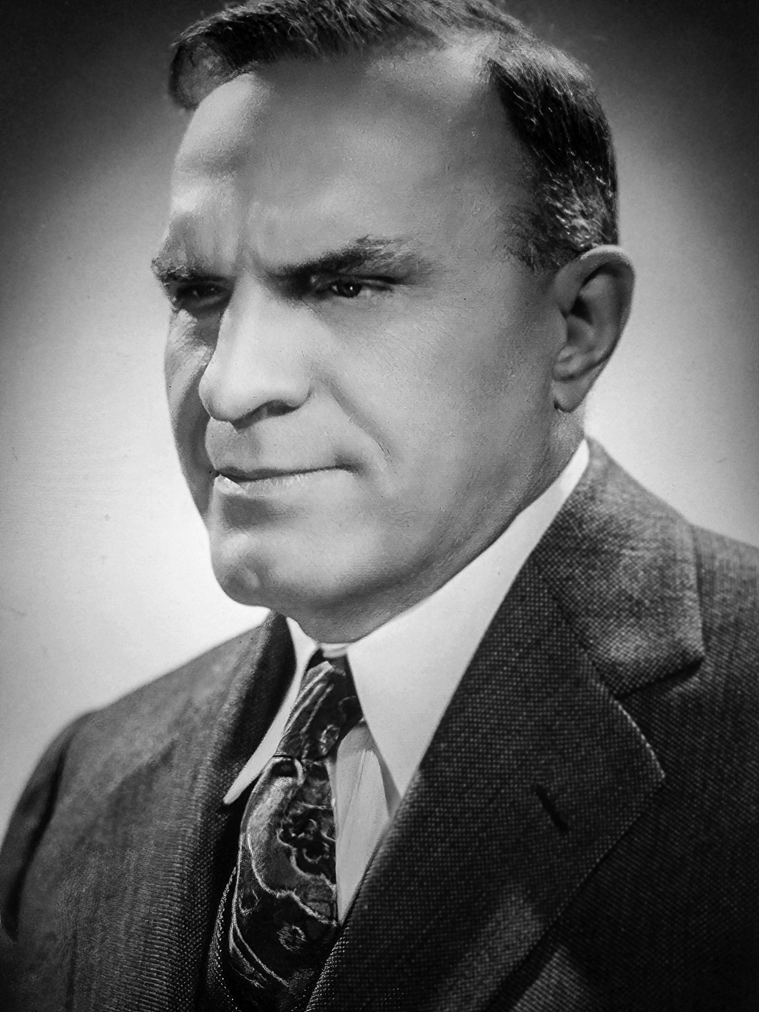 Portrait of inventor Ralph Teetor wearing a suit and tie.