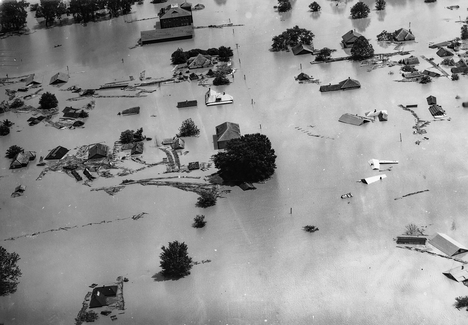 Black and white aerial photo of flooding in Arkansas taken in 1927.