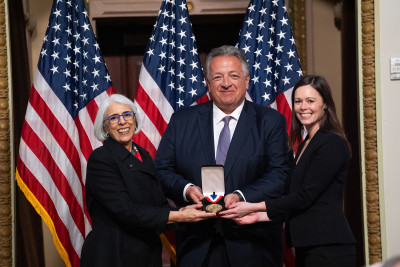 Hamilton Bennett and Noubar Afeyan, of Moderna, and White House science and technology advisor Prabhakar pose with a medal.